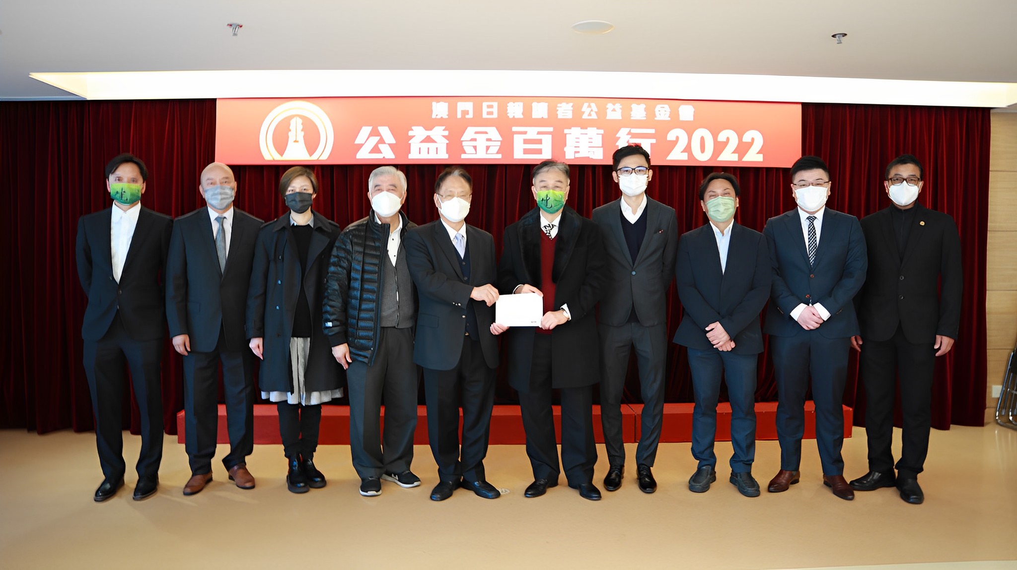 2022年本會領導送善款到澳門日報讀者公益基金會
